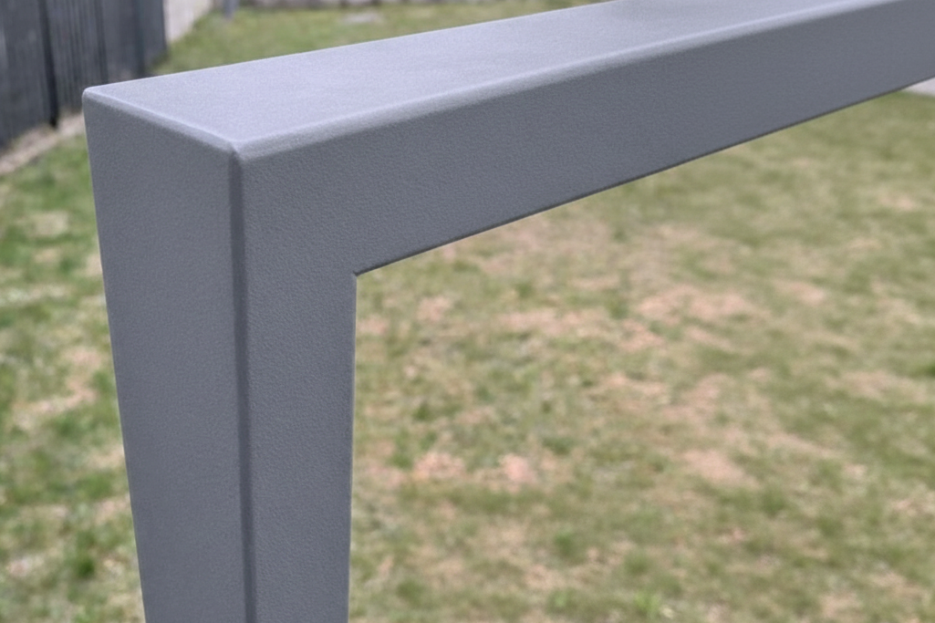 Dažyti metaliniai kiemo varteliai su stulpais, vyriais ir spyna 1200×1500 mm