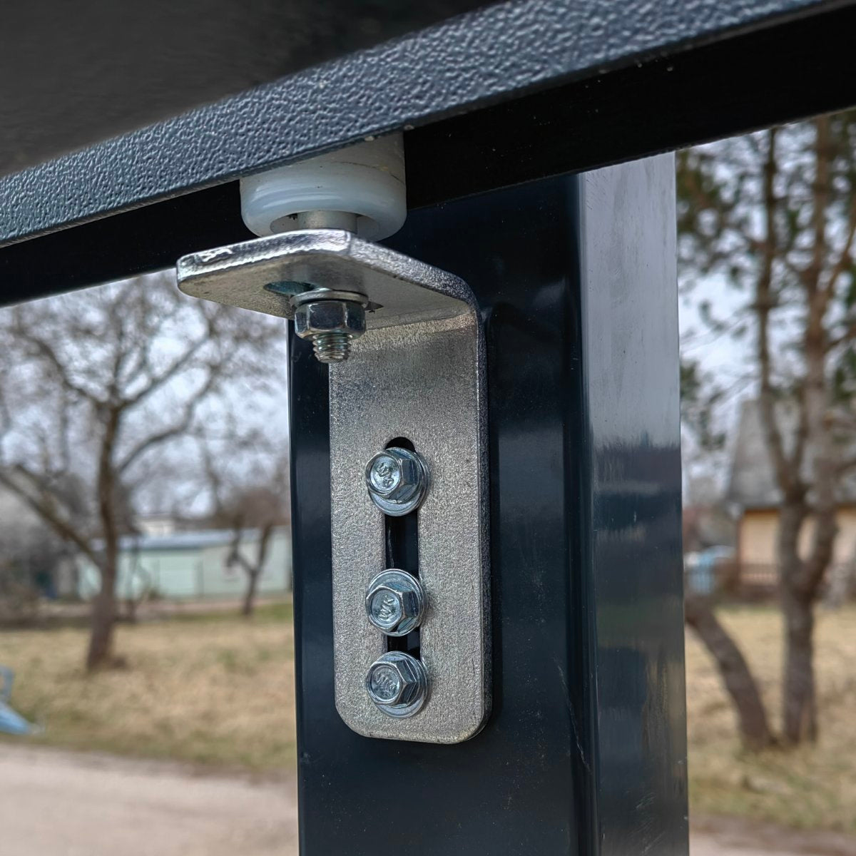 Stumdomi vartai 5 m pravažiavimui, skirti rombo užpildui. Kairė pusė