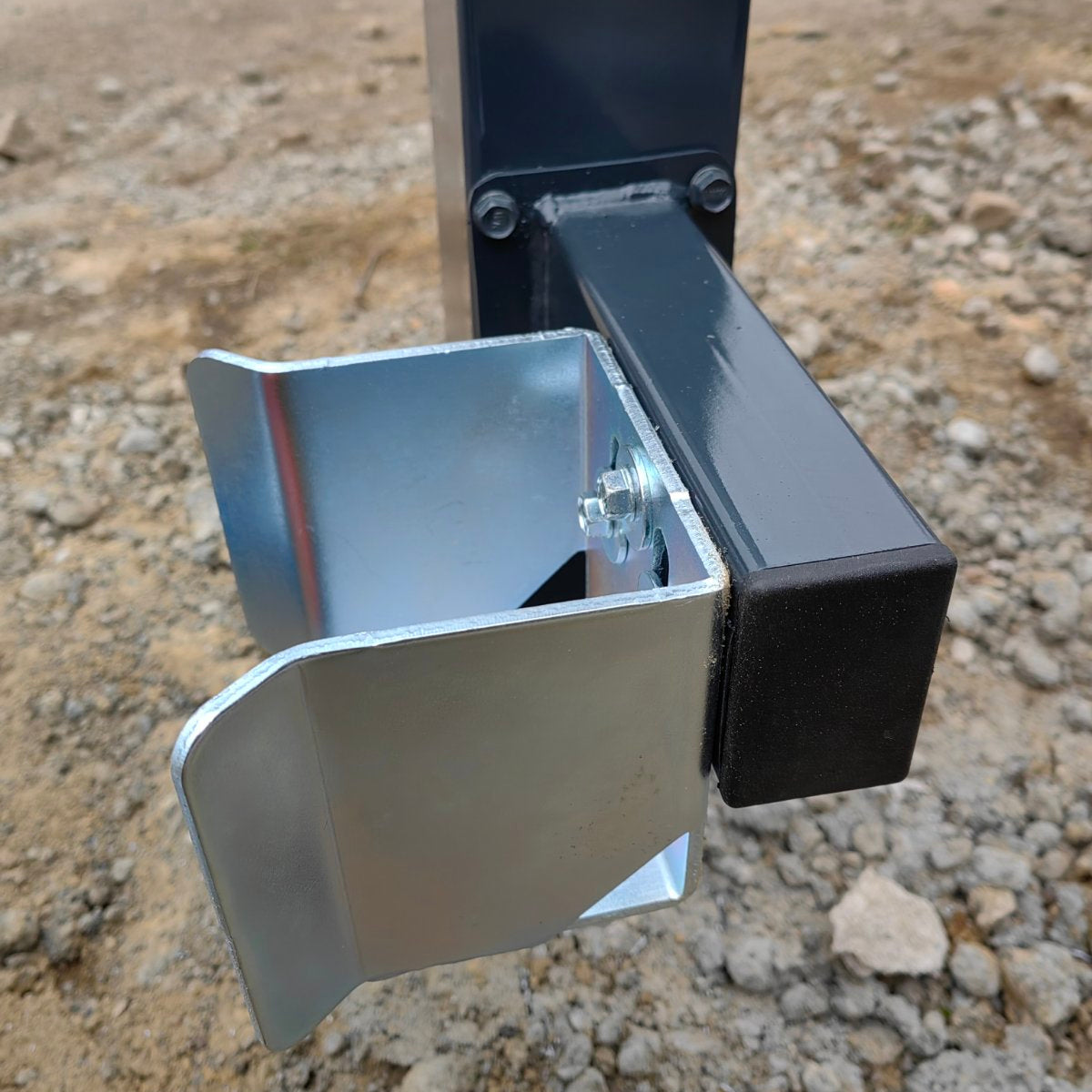 Stumdomi vartai 5 m pravažiavimui, skirti rombo užpildui. Kairė pusė